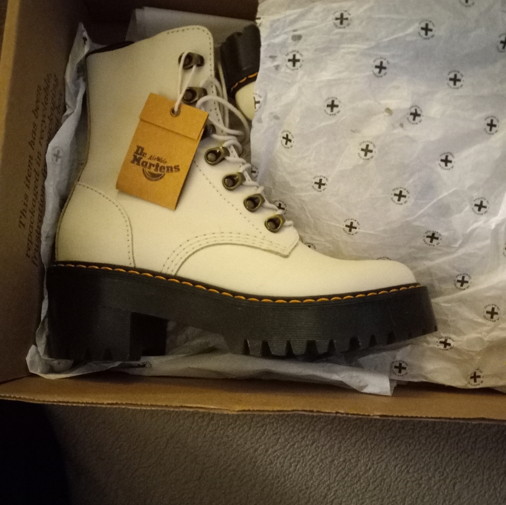 NWT  DOC MARTENS "LEONA"